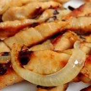 Delicoso cubinhos de frango acebolado com ovo frito por cima acompanhado de arroz, feijáo farofa+um acompanhamento a sua escolha(feijãoe farofa vai separado) escolha seu acompanhamento