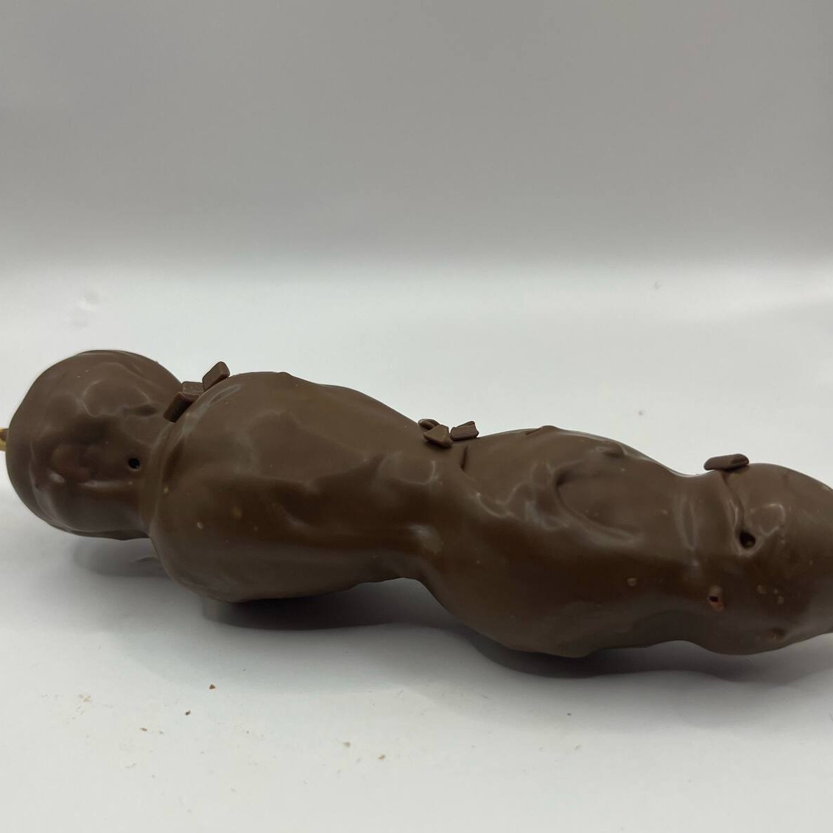 Delicioso espeto de morango coberto com chocolate blend