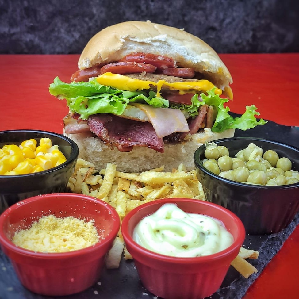 Saboroso lanche com Pão bola , carne, queijo cheddar, presunto, ovo, bacon, calabresa, ketchup , molho especial da casa, milho, ervilha, batata palha , salada (alface e tomate) e queijo ralado. #hotdog#bacon#cheddar#picanha#xtudo#xsalada#burguer#cachorroquente