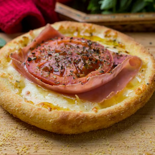 Esfiha de Napolitana (Grande): Recheada com mussarela, presunto, tomates frescos, parmesão ralado e orégano. Sabor delicioso e aromático!