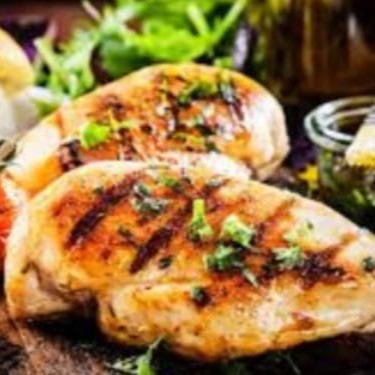 Delicioso frango grelhado para 2 pessoas. Escolha o seu acompanhamento.