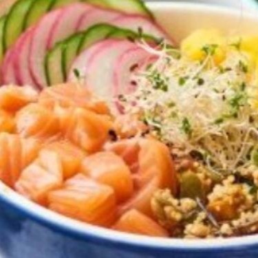 Bowl de arroz, salmão, palha crocante, manga, picles de cebola roxa