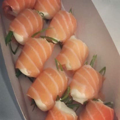 Fina fatia de salmão enrolada no cream chesse Original da Catupiry, ( obs sem arroz)