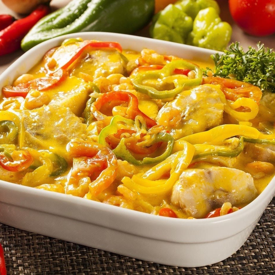 Um delicioso filé de peixe (panga) sem espinha ensopado com: tomate pimentão e cebola em rodelas, molho de tomate e leite de coco. (imagem ilustrativa)