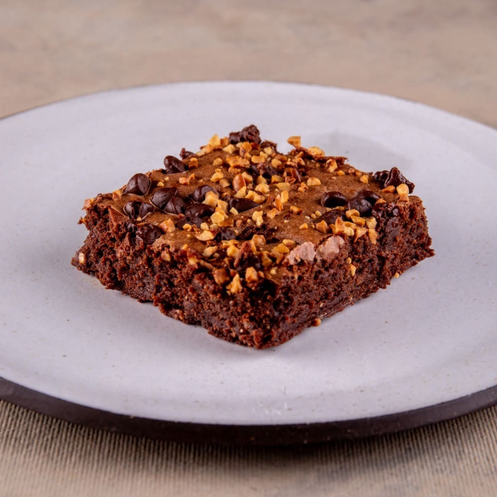 Brownie da casa com chocolate belga e castanhas  *nossas produções são todas feitas na casa  - contém glúten - contém lactose
