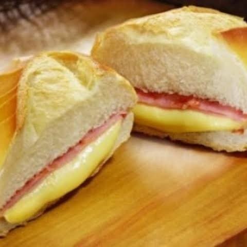 Pao francês mortadela, queijo derretido.