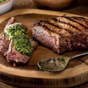 Acompanha batata rústica, crocante por fora e macia por dentro, e um autêntico molho chimichurri que acrescenta um toque de frescor e intensidade. Caso deseje torná-lo uma refeição completa, basta incluir deliciosos acompanhamentos à parte.