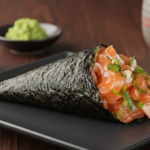 Cone de alga recheado com arroz japonês temperado, cebolinha e cream cheese.