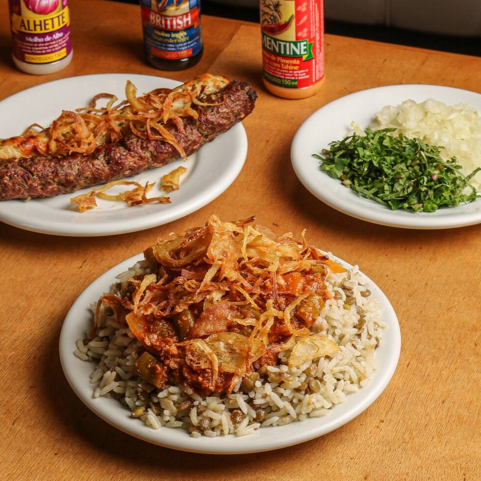 Meia porção de arroz de lentilha + 2 kaftas no espeto (carne ou frango)