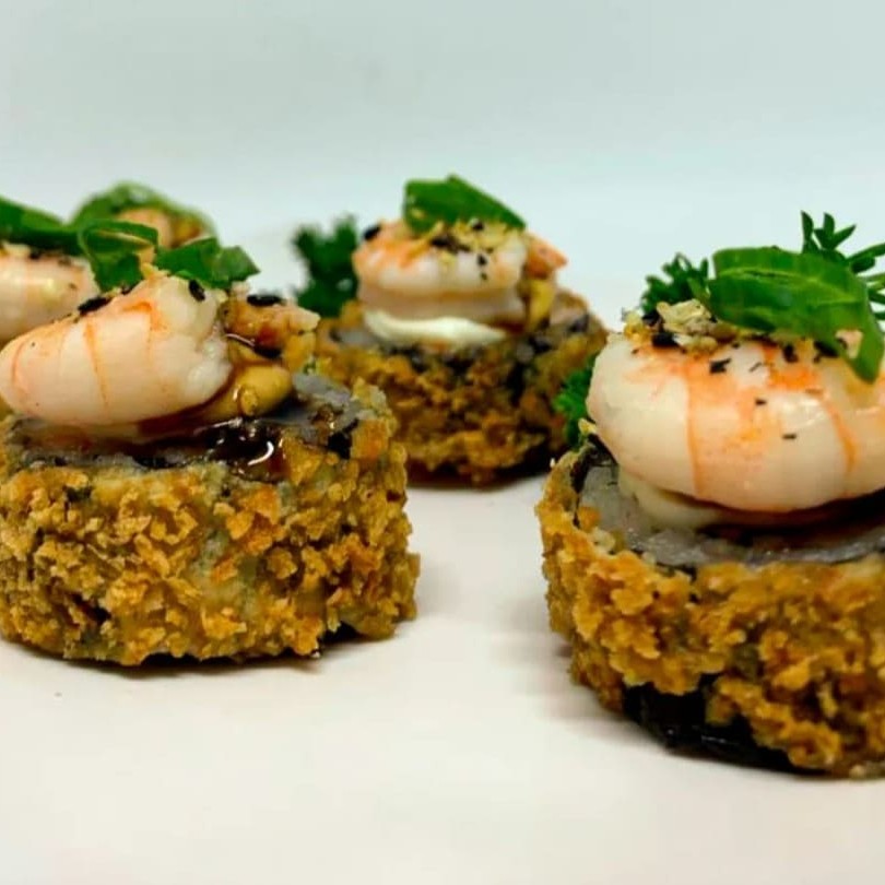 Experimente o delicioso 'Hot Frutos - 12 Unidades', um prato requintado da categoria 'Hot'. Este prato, cuidadosamente elaborado, apresenta uma combinação perfeita de ingredientes frescos e saborosos. Começa com a base de alga marinha crocante, seguida pela camada de arroz macio e suculento. Em seguida, é coberto com suaves fatias de salmão, que oferecem um sabor inigualável. O creme cheese adiciona um toque cremoso e rico ao conjunto, enquanto o camarão por cima finaliza o prato com sua textura delicada e sabor marinho. Uma verdadeira explosão de sabores!