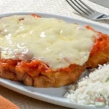 Parmegiana de contra filé  Prato composto por arroz branco, feijão preto, farofa da casa, um suculento bife de contra filé com queijo mussarela derretira por cima com molho de tomate e mais uma guarnição a escolher.