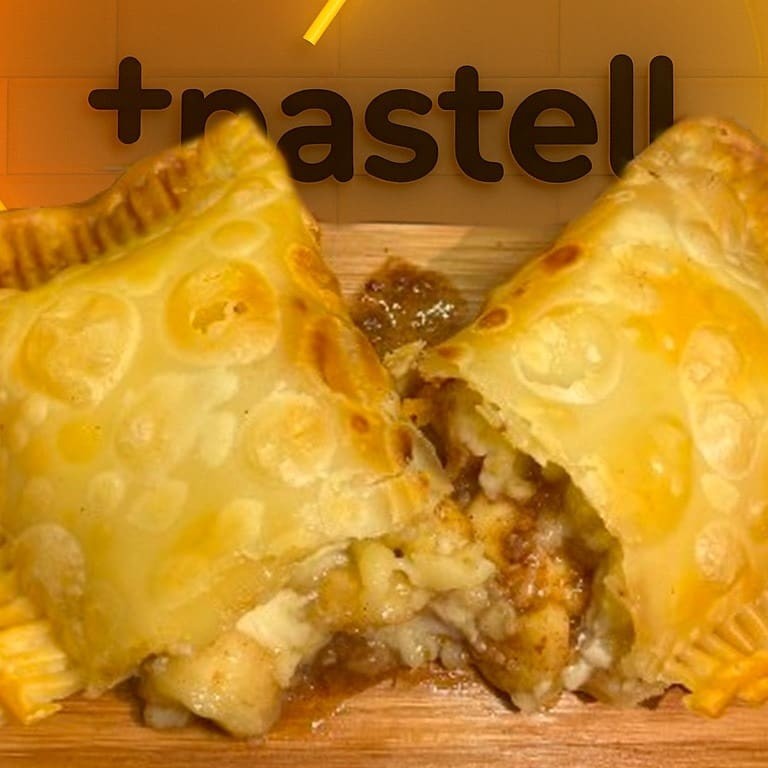 Experimente a deliciosa Doce Sensação, um irresistível pastel de banana com uma combinação perfeita de queijo, canela, Catupiry e chocolate. Uma explosão de sabores que vai te deixar com água na boca. Aproveite nossa promoção e saboreie essa sensação única.