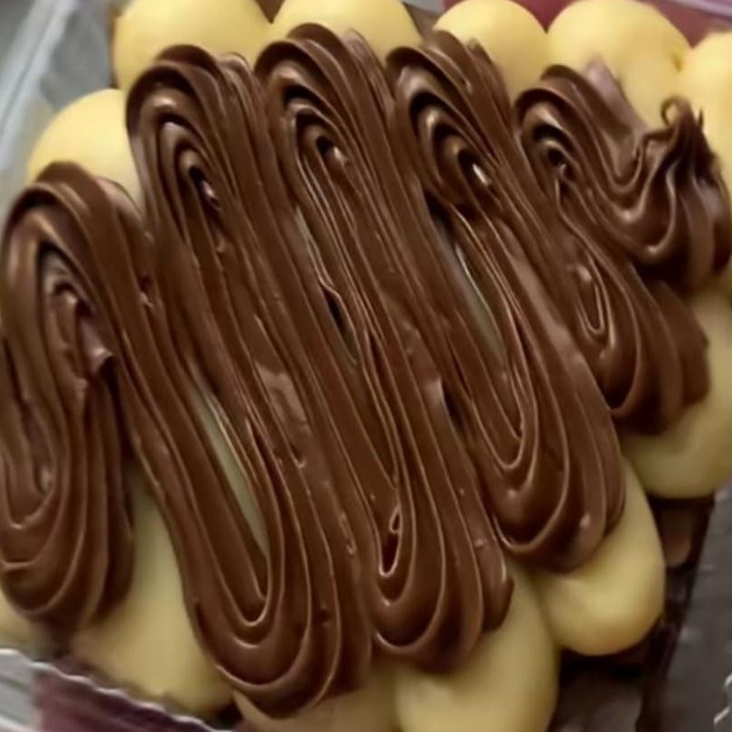 Fatia de brownie quadrada com recheio de leite Ninho com Nutella