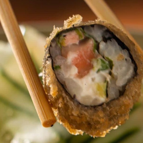 Hot Filadélfia - Salmão, cream cheese, cebolinha e arroz (10 und)    ----------tags------------- Sushi/japa/culinária japonesa/sushi em casa / promoções/makimonos/Philadelphia/filadélfia/hot filadélfia/ hot Philadelphia/sunomono/entre grátis/combinados/Carpaccio/cevite/sashimi de salmão/sushi por 1 real / promoção de hot/temaki/yakissoba