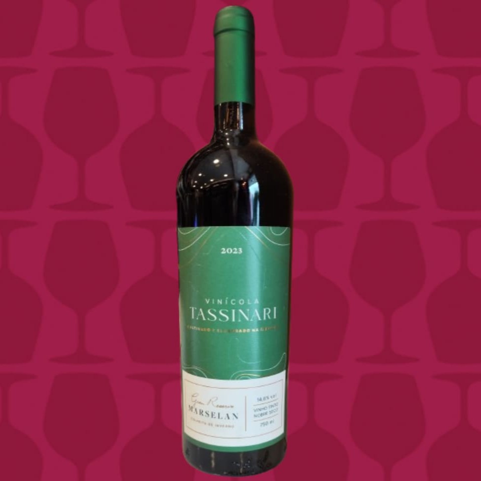 Um Marselan de colheita de inverno. Com sua coloração rubi intensa e boa nitidez. Possui notas aromáticas de frutas frescas como cereja, framboesa, menta, eucalipto e pimentas no nariz. Em boca, possui um toque de frutas maduras, taninos macios, boa acidez, é um vinho equilibrado e elegante.  Harmonização: Carnes assadas e costela.