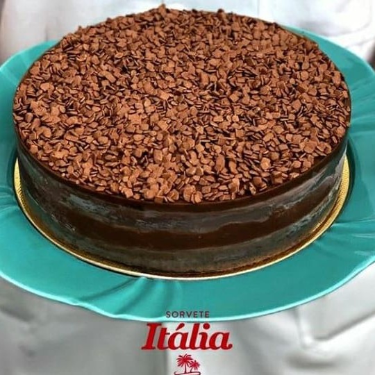 Saborosa Torta de Sorvete de chocolate com um irresistível recheio de brigadeiro e coberto de granulado de chocolate .