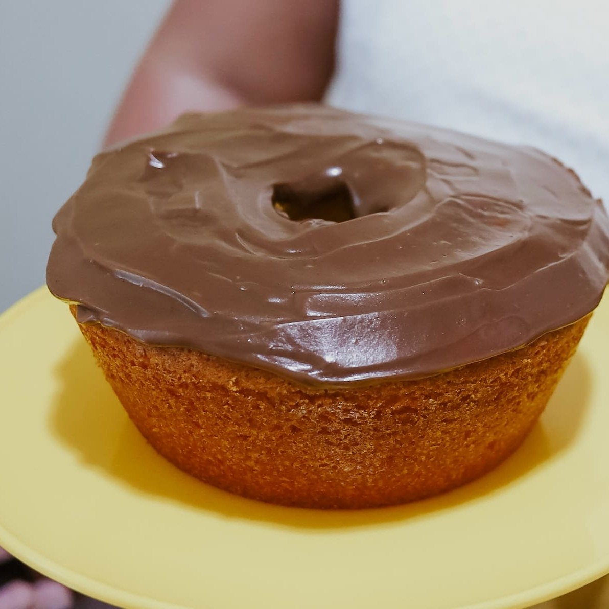 A gente não vende só um bolo. A gente entrega memórias. Somos especialistas em bolo de cenoura, e essa é a receita que nos trouxe até aqui: Massa fofinha, caseira e incrivelmente saborosa feita com carinho de verdade. Por cima, uma camada generosa de brigadeiro cremoso, que derrete na boca e ativa aquelas lembranças boas da infância. É doce, é abraço, é experiência. Perfeito pra qualquer momento. Ou pra transformar o Dia em algo especial.