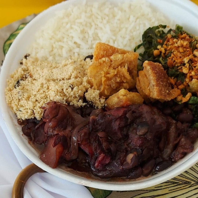 Deliciosa quentinha de Feijoada completa com couve manteiga refogada, farofa da casa, arroz branco e torresmo crocante. Marmita na porção mini indicada para 01 pessoa com 500gramas. Comida quentinha, feita na hora do seu pedido!