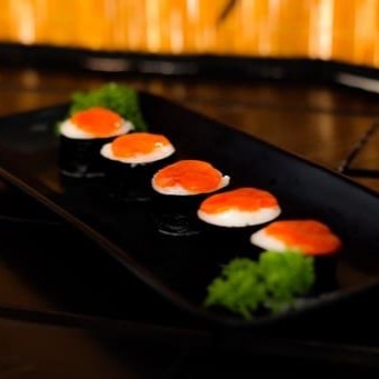 Alga, arroz, salmão, creem cheese e cebolinha, com geleia de pimenta por cima