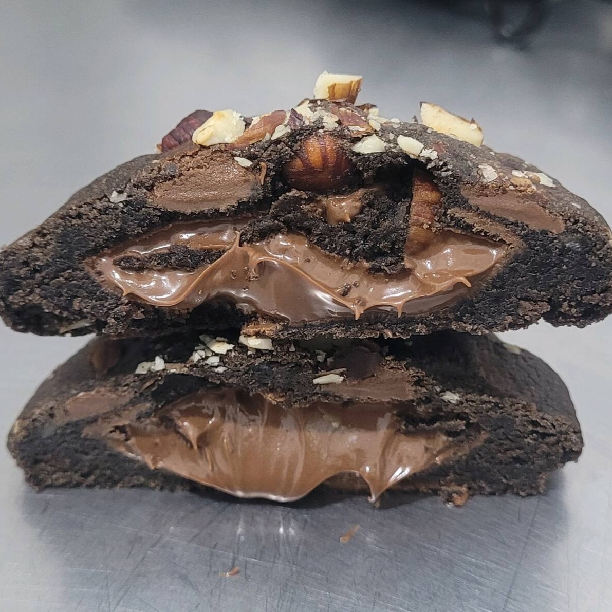 Massa com muitas gotas de chocolate ao leite, feita com cacau 100% e pedaços de avelã  E um super recheio de Nutella  Fofinho e com casquinha crocante  Aproximadamente 60g  Diquinha do Du : nosso cookie aquecido por 10/15 segundos no micro-ondas fica incrível também