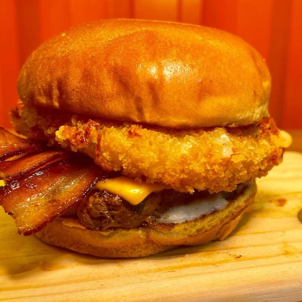 Hambúrguer artesanal de costela 150g queijo cheddar, bacon em tiras , Mussarela empanada , maionese defumada no pão brioche + batata frita + refrigerante lata