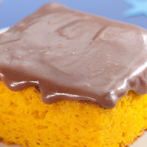 Delicioso bolo de cenoura, com recheio e cobertura de chocolate para você saborear.