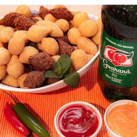 50 mini Salgados + 20pasteis + Guaraná Antártica 1 Litro. 50 Mini Salgados Sortidos de 10g entre eles Coxinhas Bolinhas de Queijo, Risoles, kibe, Bolinho de Calabresa entre outros. e esses Deliciosos Pasteizinhos no Sabores de Carne e de Queijo Melhor Que Pizza ou Hambúrguer!!!! Aqui São Top!! agora não perca tempo e venha ser feliz...