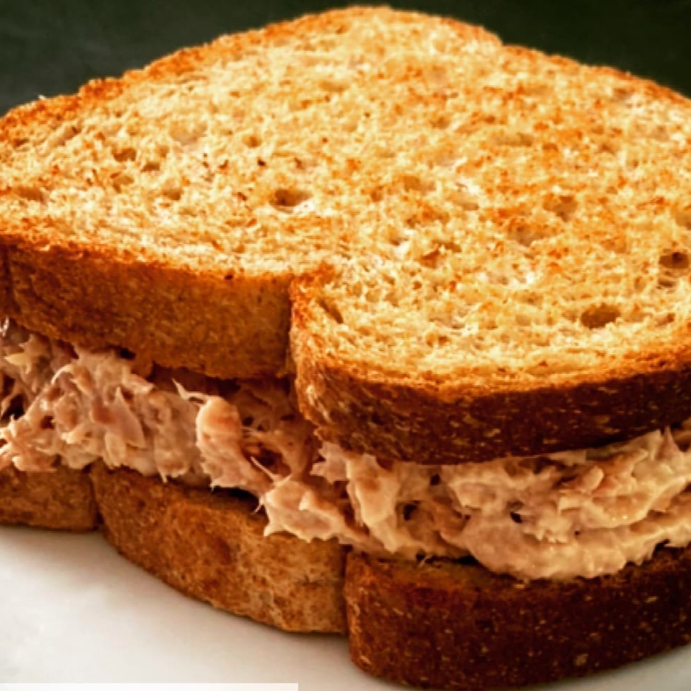 Sanduíche natural de pasta de atum feito na hora
