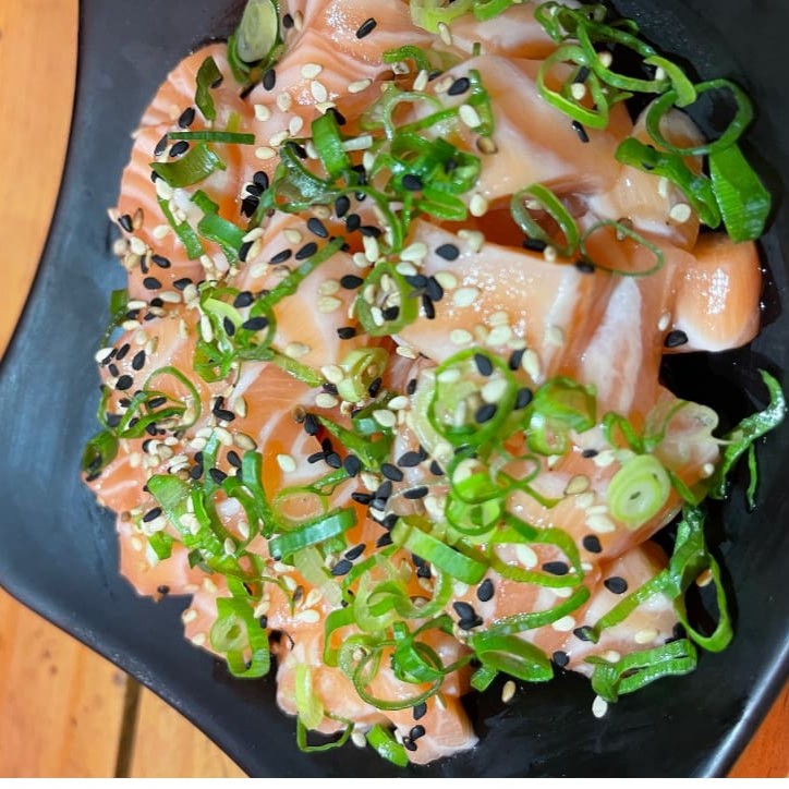 Saladinha de salmão em cubos temperados.
