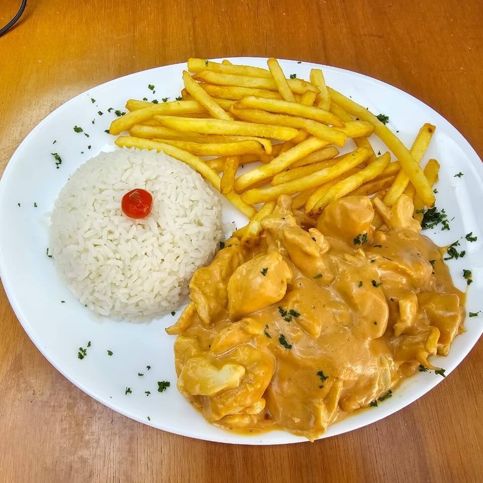 Delicioso & Saboroso Estrogonofe de Frango Executivo + Coca-Cola 200ml Brinde