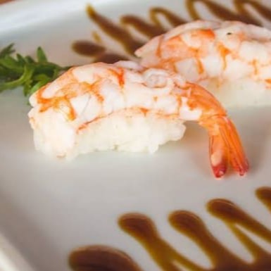 Niguiri coberto com fatia de camarão 5 unidades