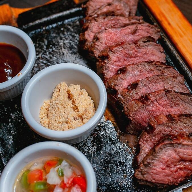 Corte nobre muito macio, retirado do miolo da alcatra - aproximadamente 330g
acompanha molho barbecue e farofa de bacon.