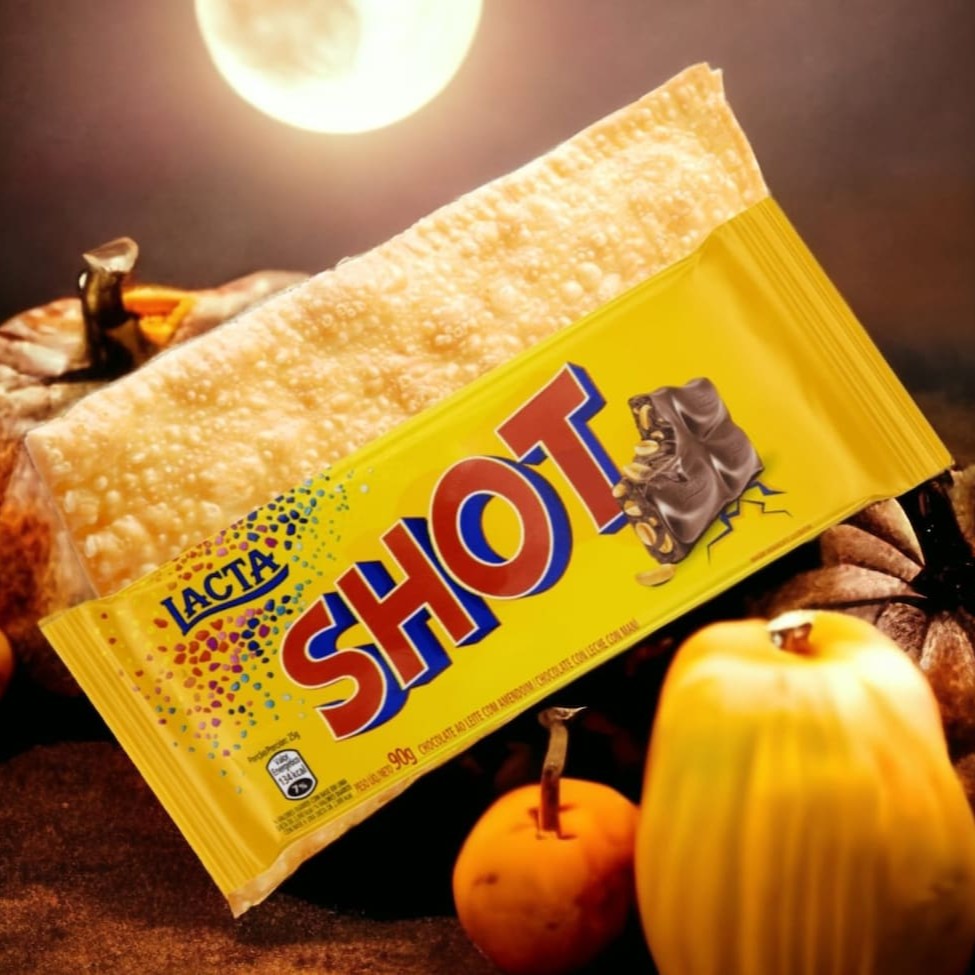 Se você é apaixonado por amendoim, vai se deliciar com esse pastel irresistível. Uma massa leve e crocante recheada com uma barra de chocolate de amendoim Shot que traz o sabor do chocolate ao leite com pedacinhos crocantes de amendoim. Um pastel doce e saboroso que vai te conquistar. Venha experimentar essa gostosura!