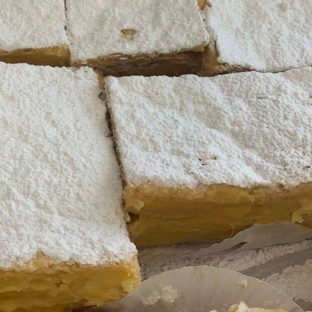 Massa folheada crocante e creme de ovos Aveiro.