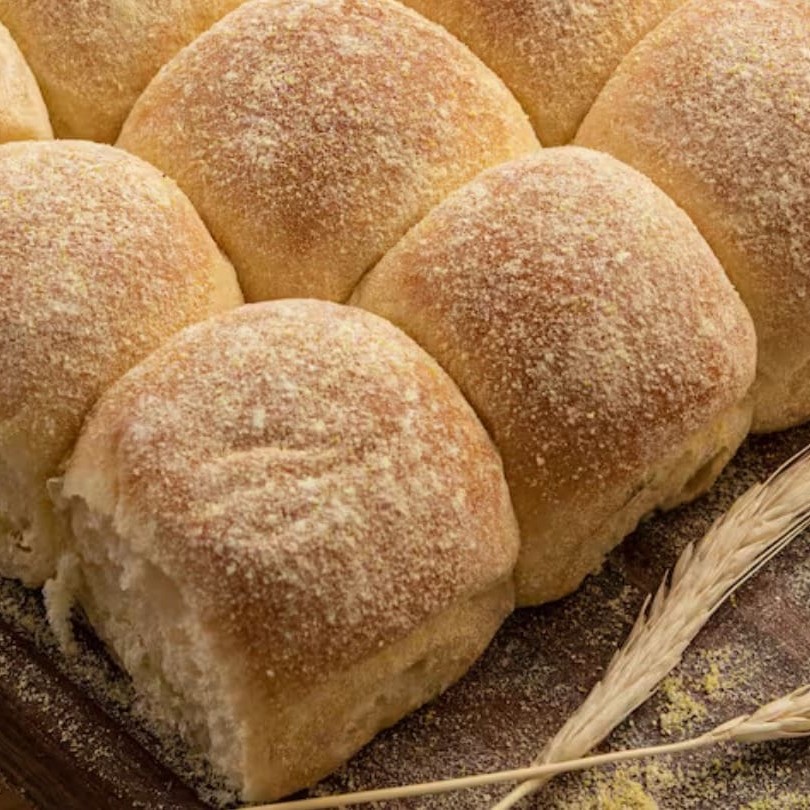 Delicioso brioche artesanal com milharina na massa, resultando em leve doçura e leve amarelo dourado. Macio por dentro e por fora, ideal para acompanhar café da manhã ou lanche da tarde.  Ingredientes principais*: farinha de trigo, milharina (fubá de milho), ovos, manteiga, leite, fermento.  Observações*: contém glúten e derivados de leite.  Diferencial: receita própria com toque de milho natural, sem conservantes, assado diariamente.