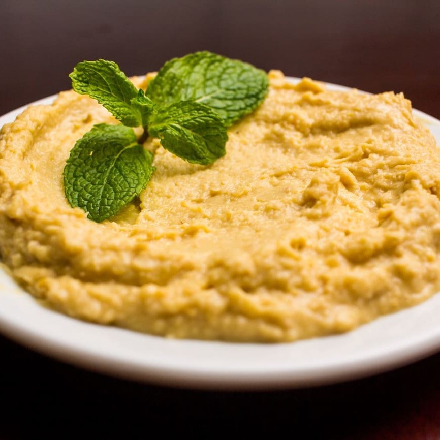 Pasta de grão de bico com tahine, limão e alho.