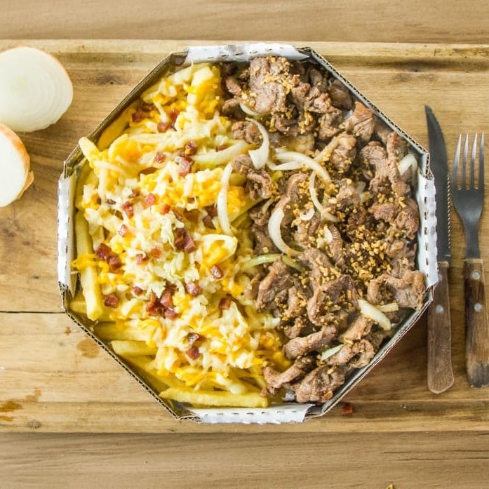 Contra filé suculento servido com batata frita coberta com cheddar cremoso, mussarela derretida e bacon crocante, acompanhado de um Kuat gelado de 2 litros. Uma combinação perfeita para compartilhar!