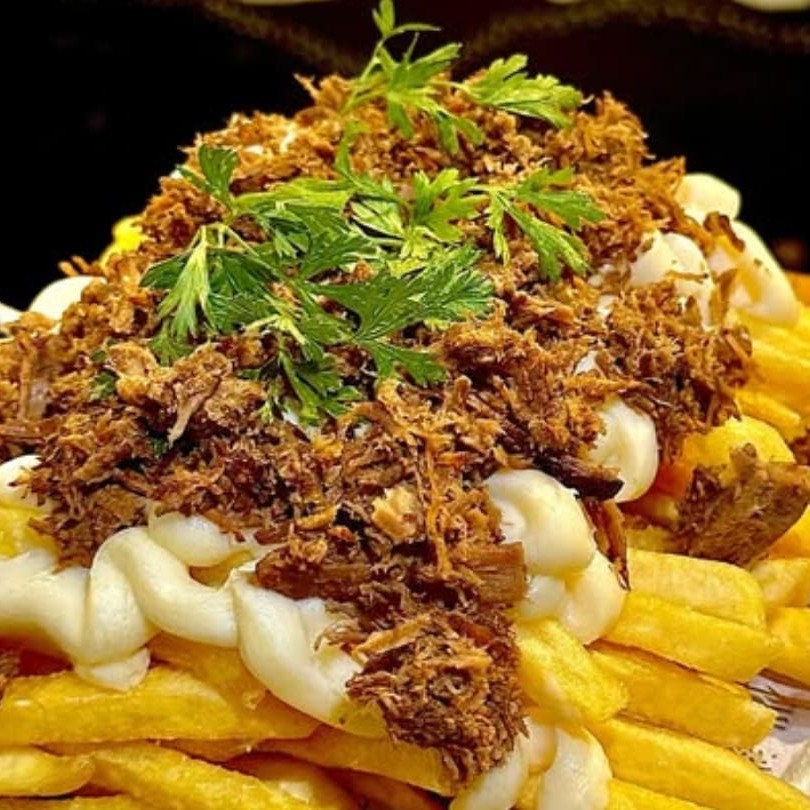 Batata , costela ,  , cheddar, requeijão , oregano, alho torrado