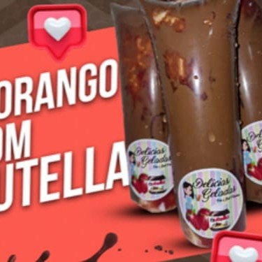 Apresentamos o Morantella, uma divina combinação de 'Sacolé Gourmet Nutella', que eleva o patamar de sacolés a um novo nível. Este requintado deleite é elaborado com uma sedosa massa ao leite, enriquecida com um suave creme de leite e adoçada com leite condensado. A estrela deste prato é a geleia de morangos, que dão um toque de frescor. Este conjunto é envolvido com uma generosa camada de Nutella, criando uma explosão de sabores inesquecíveis. Com 150ml de recheio e aproximadamente 15cm, o Morantella é um sacolé que encanta pela sua textura cremosa e sabor irresistível. Experimente e se apaixone por este Sacolé Gourmet. #morango #frutadeverdade #Leiteninho #Nutella #Cremosidade #Promoções #Cupons #Sacolégourmet