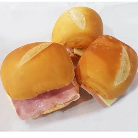 Pão francês com queijo e presunto delicioso