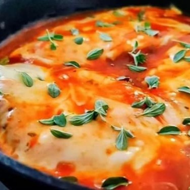 Filé de peixe à parmegiana. Acompanha arroz branco, feijão preto, farofa da casa e mais uma guarnição a escolher.