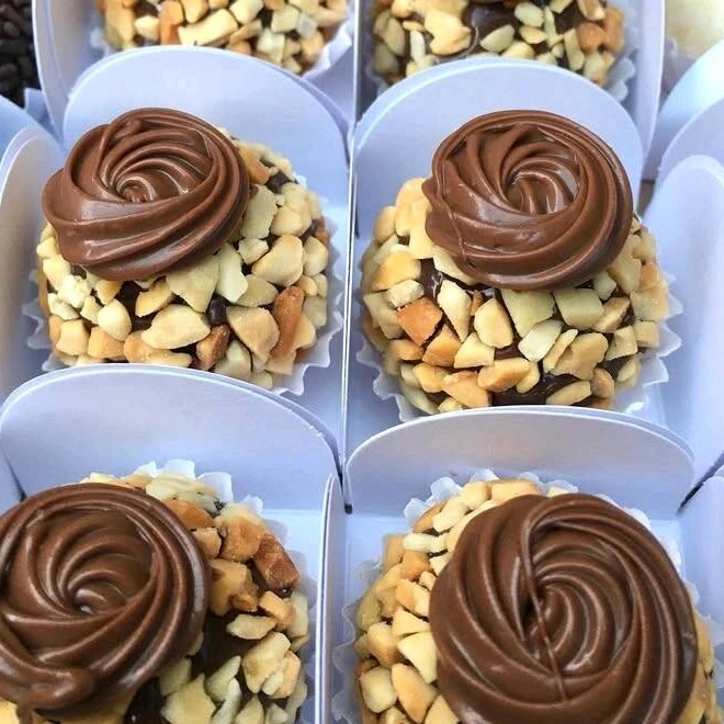 Brigadeiro 50% cacau, amendoim e Nutella.