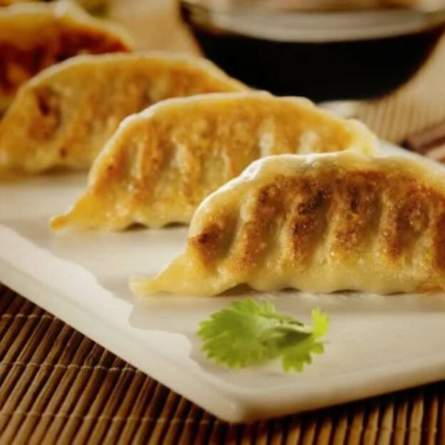 Pastel grelhado recheado com deliciosa carne suína.