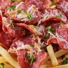 Leva batata frita calabresa alho frito queijo coalho ralado e  coentro