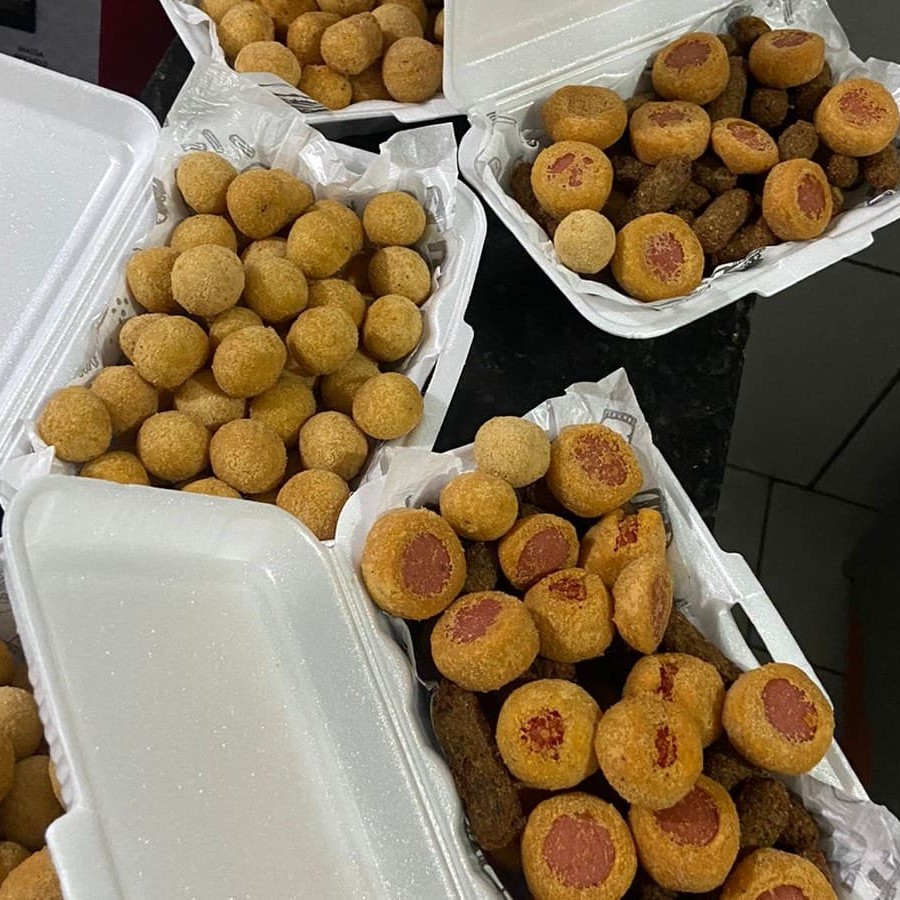 50 unidades de deliciosas salgados sortidos e crocante!!!