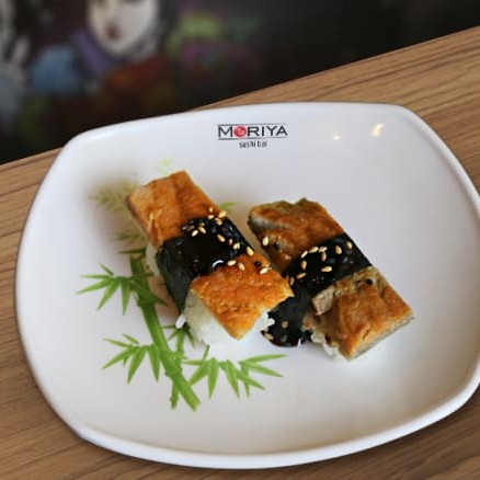 Pele de salmão grelhada por cima.