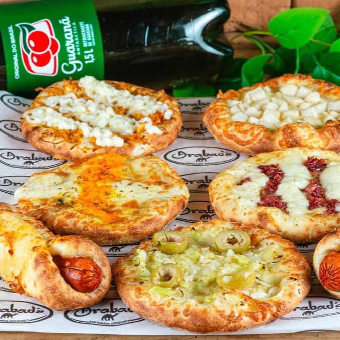 Combo Família Perfeita: 1 esfiha de carne seca, 1 esfiha de frango com Catupiry, 2 hot dogs, 1 esfiha de palmito, 1 esfiha de alho-poró e 1 esfiha de três queijos. Acompanha Guaraná Antárctica 1,5l.