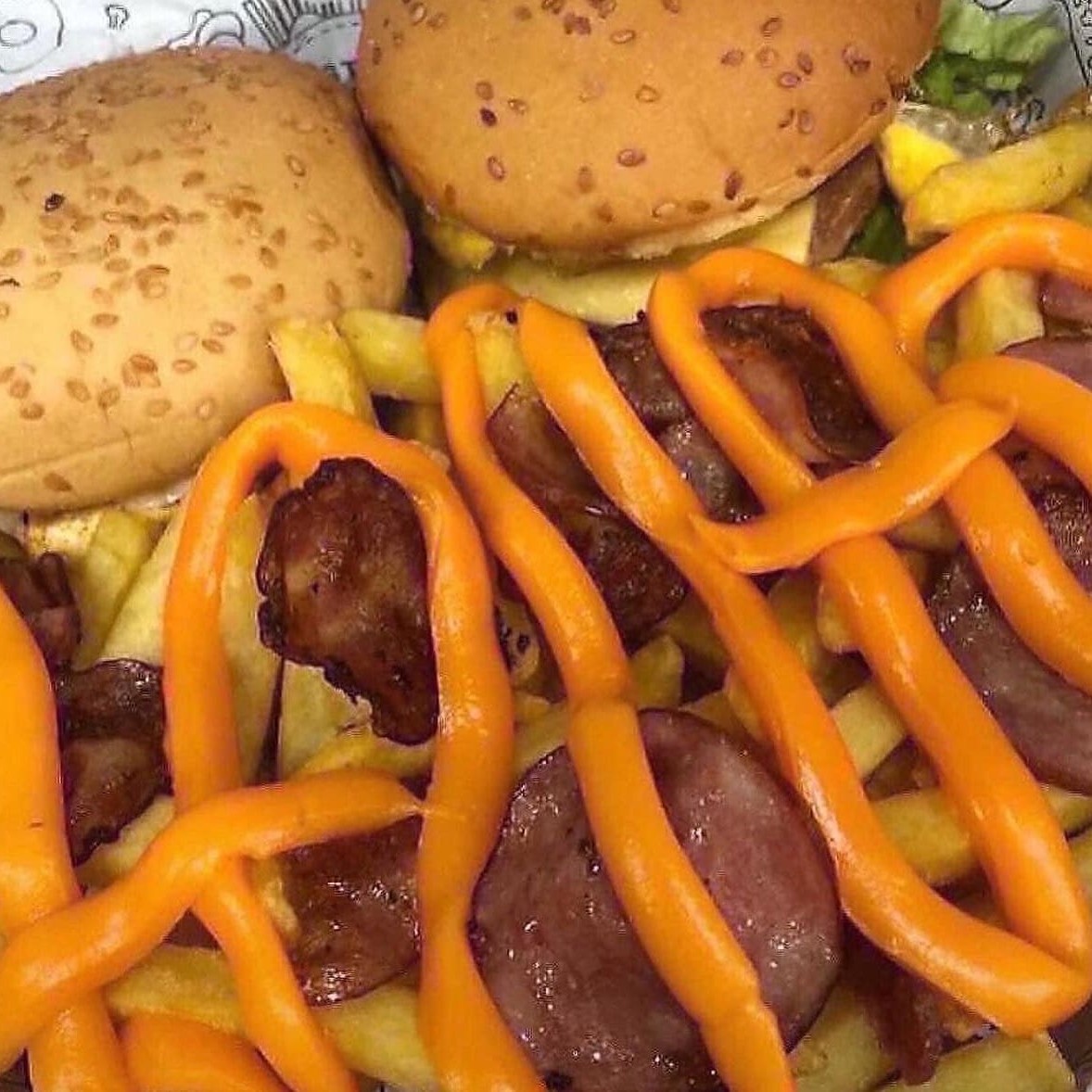 2 x-tudo, batata frita, calabresa e cheddar 1 refri antártica 1 litro