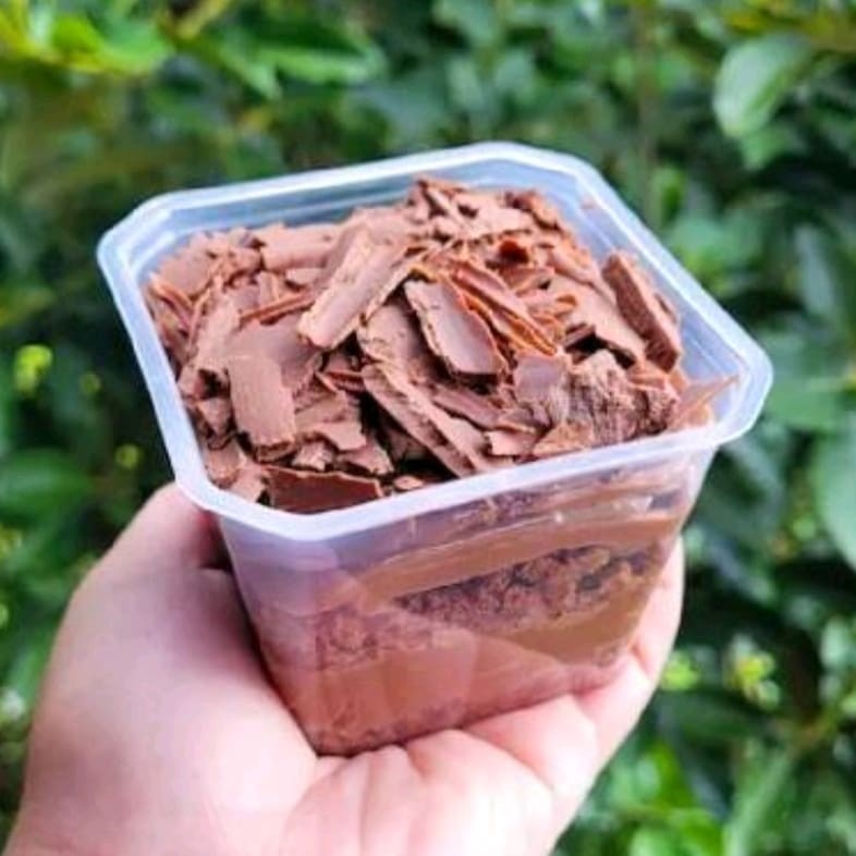 Massa de chocolate super fofinha com recheio de brigadeiro de chocolate e raspas de chocolate. (Pote 250ml)