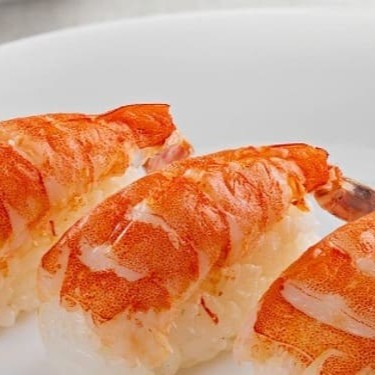 Saboroso camarão no bolinho de arroz japonês.